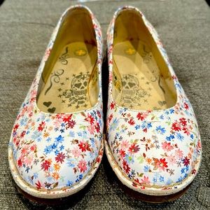 worn a few times. The distressed leather edging is intentional to the design